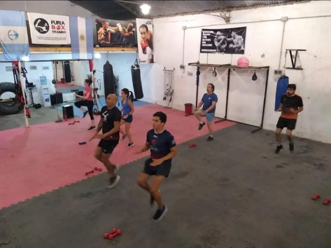 Grupo de adolescentes en una clase de boxeo de furiabox Neuquén