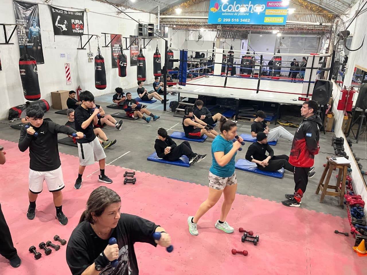 Clase de boxeo entrando en calor en el piso de furiabox