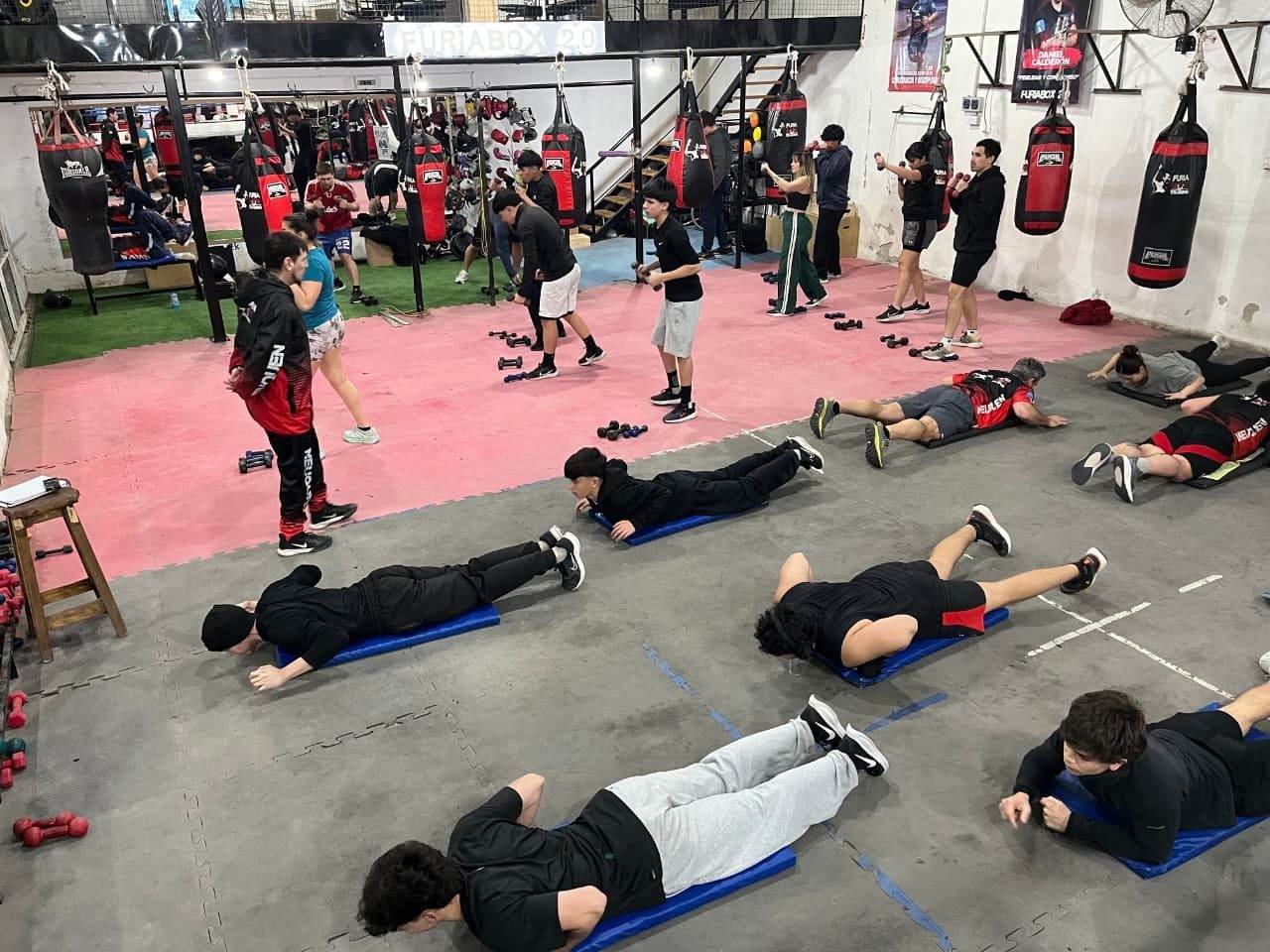 Adolescentes entrenando boxeo en furiabox Neuquén