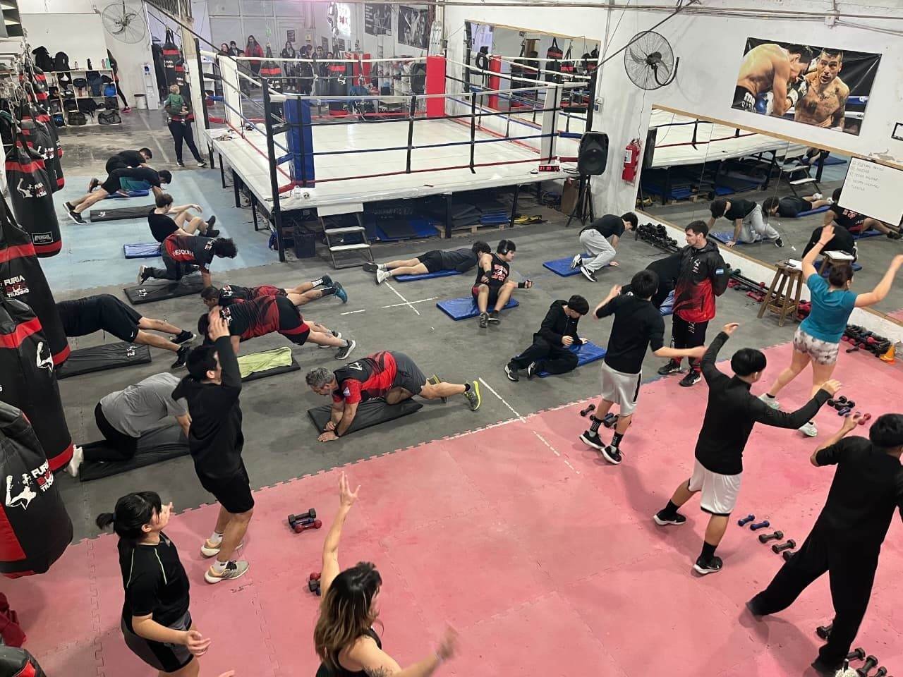 Grupo entrenando alrededor del ring de furiabox