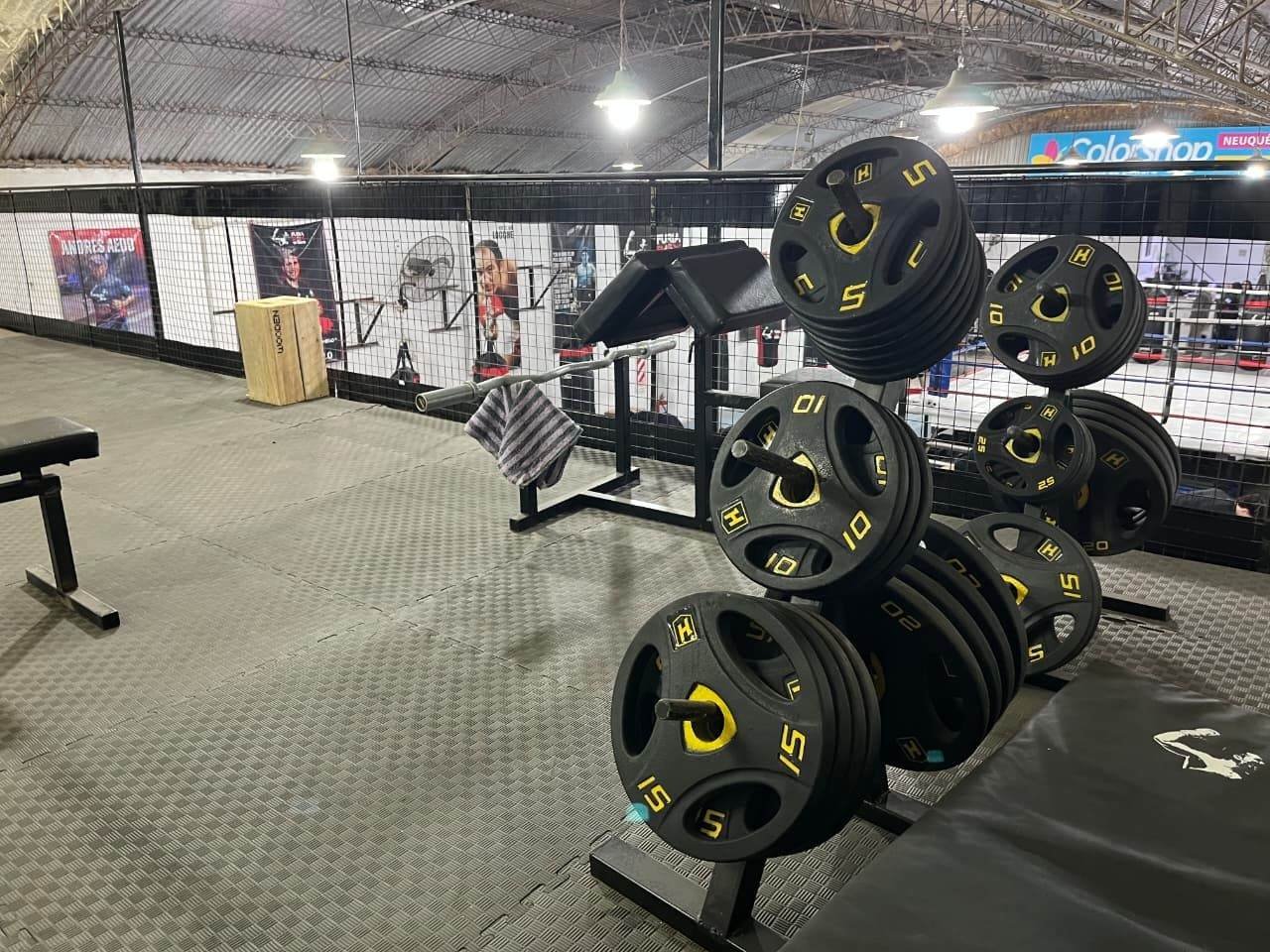 Zona de pesas y trabajo de fuerza en furiabox