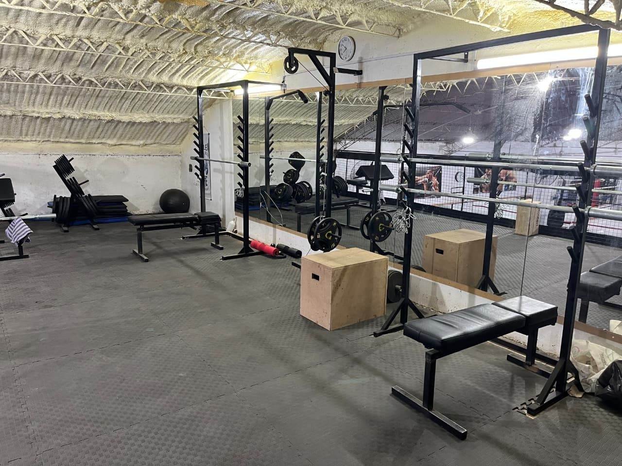 Interior de la nave de furiabox con el equipamiento