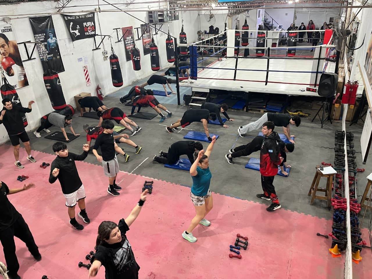 Clase de acondicionamiento físico junto al ring en furiabox