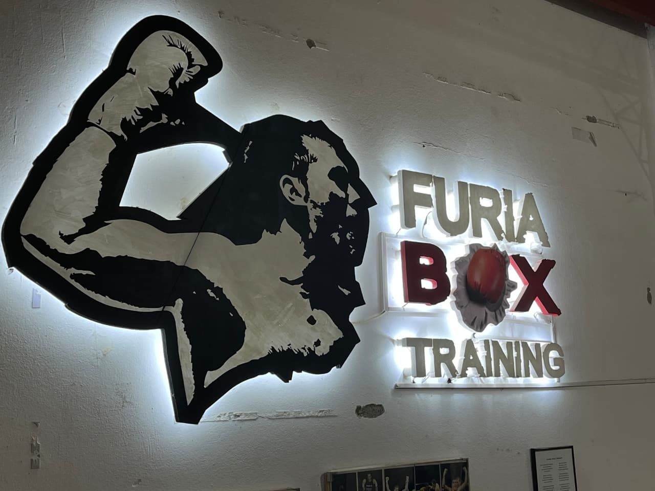 Logo de furiabox iluminado en la pared