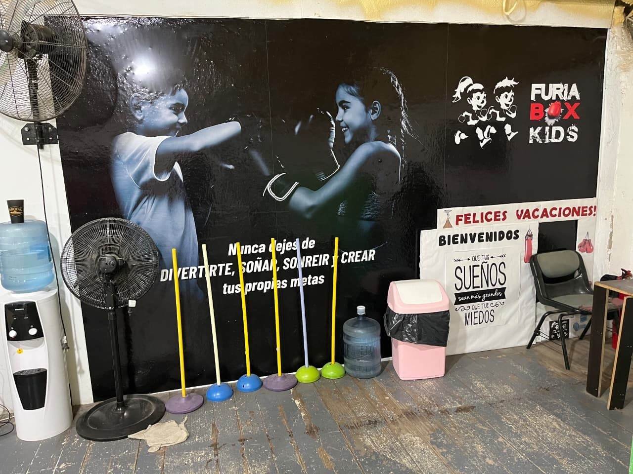 Mural de boxeadores pintado en la pared de furiabox
