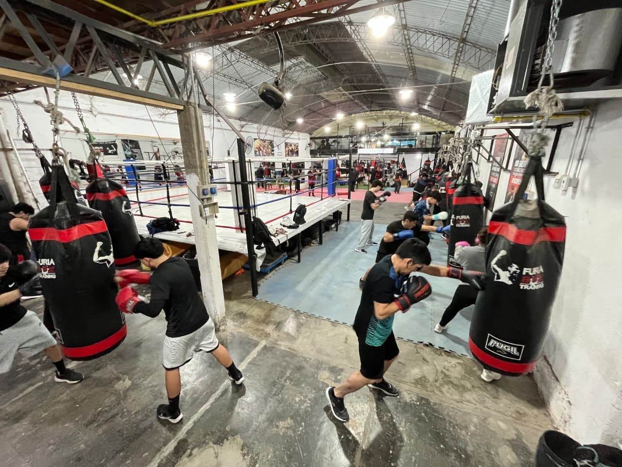 Grupo entrenando en las bolsas rojas de furiabox