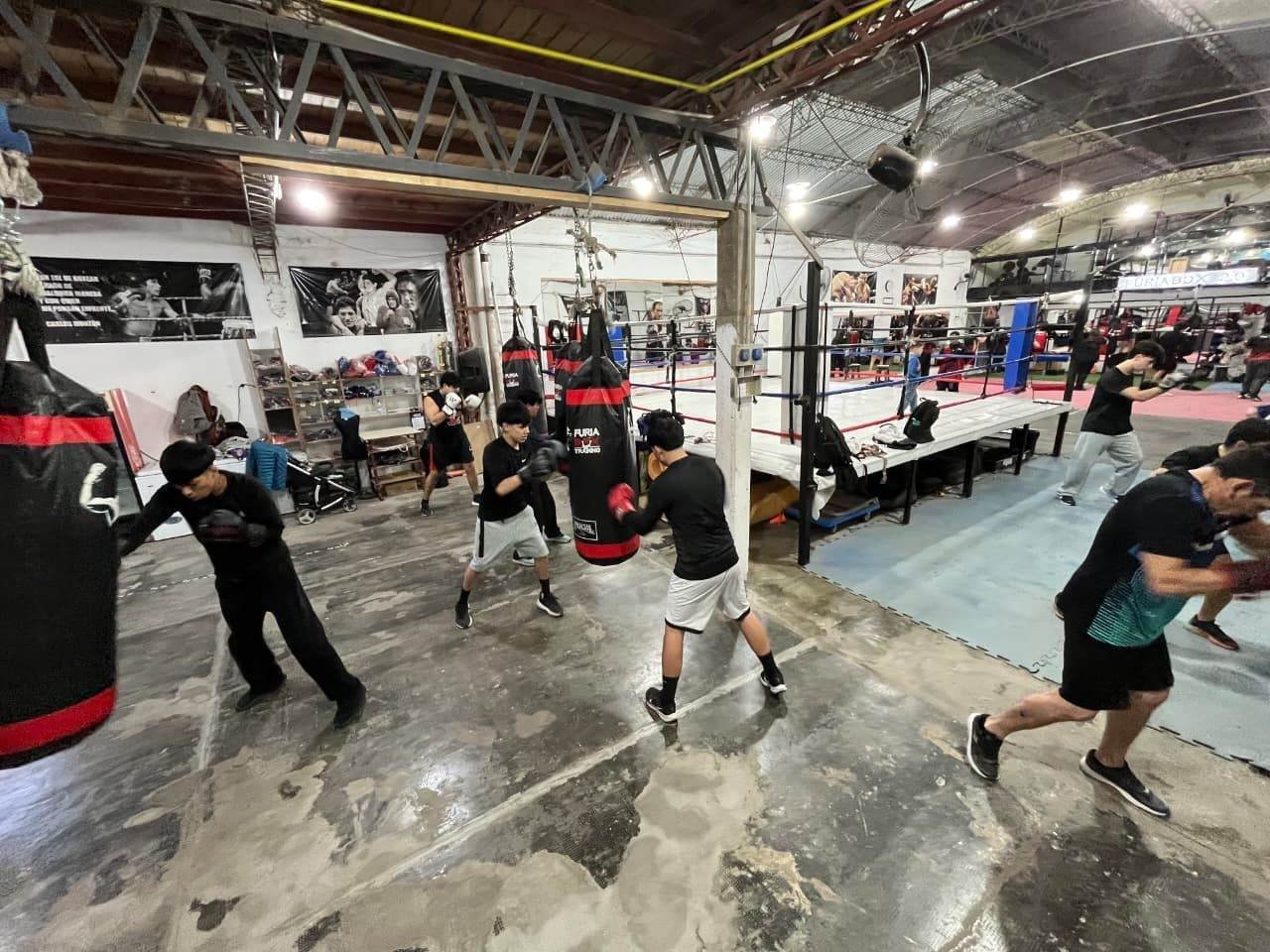 Entrenador dirigiendo una clase grupal en furiabox