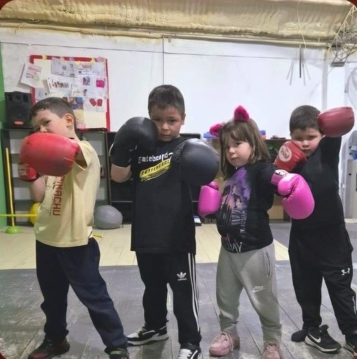 Niños y niñas posando con guantes en furiabox Kids