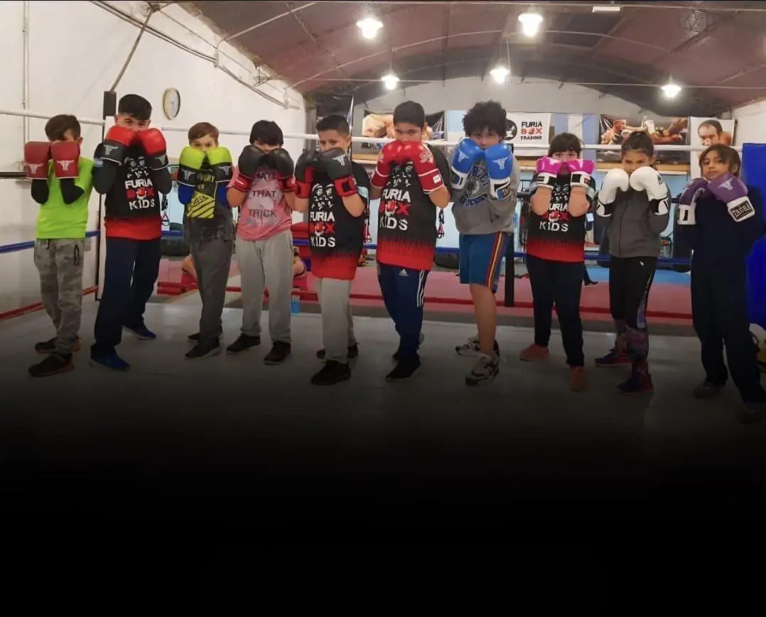 Niños en fila con guantes en el ring de furiabox Kids, Neuquén