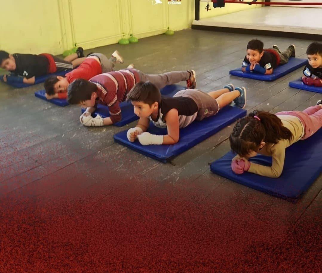 Niños haciendo planchas en una clase de furiabox Kids