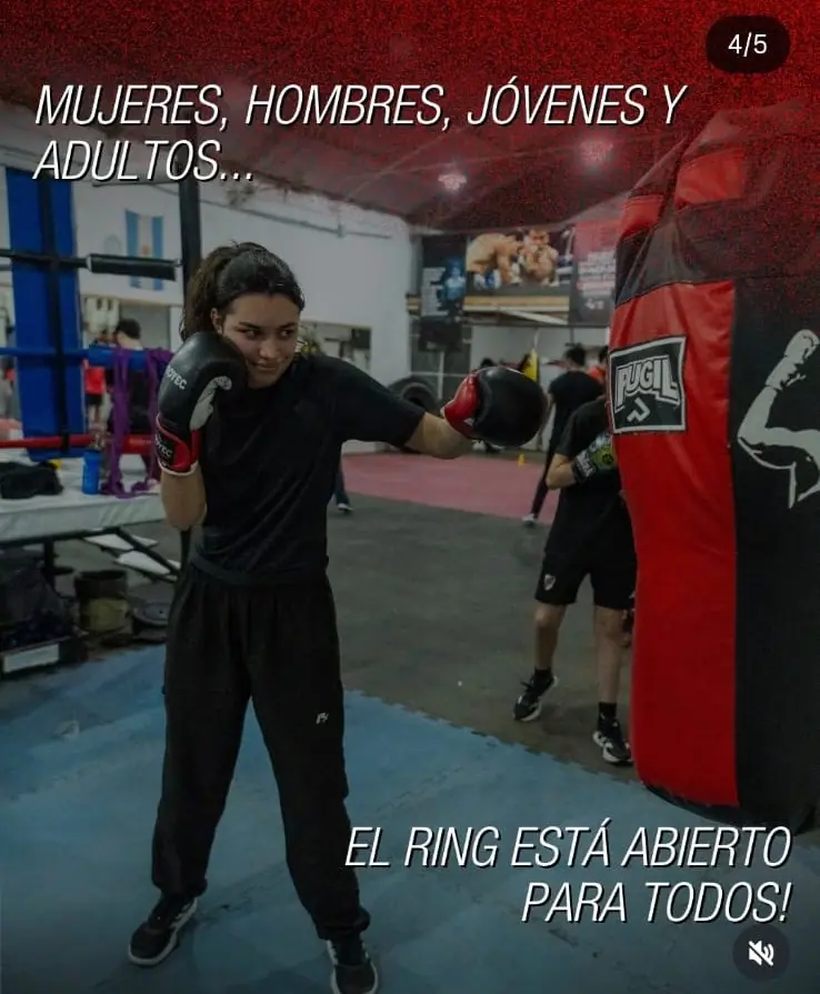 Mujer entrenando en bolsa de boxeo